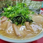 末広家 - チャーシューメン　中盛り　味付玉子　わけねぎ　濃い口　