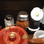 極楽うどん Ah-麺 - 塩、七味、黒ゴマ（ゴマ塩？）、天かすが置かれてました。