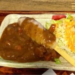 こびり処 - 肉巻きおにぎりにカレーがかけてあります