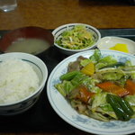 中華新楽 - 肉野菜炒め定食、６００円。