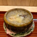 日本料理 かしづき - 焼いた白子、気仙沼のフカヒレ、椎茸、蟹身と蟹味噌の小鍋仕立て