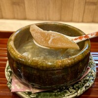 日本料理 かしづき - 焼いた白子、気仙沼のフカヒレ、椎茸、蟹身と蟹味噌の小鍋仕立て