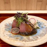 日本料理 かしづき - ヤイトガツオの藁焼き　玉葱醤油　蕪の麹漬け