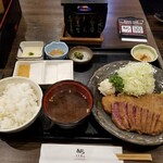 牛かつもと村 - 牛かつ定食。