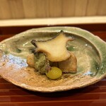 日本料理 かしづき - 海老芋の唐揚げ　黒鮑　裏ごした鮑の肝と湯葉　銀杏