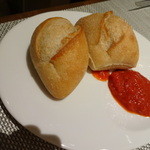 リュミエール大阪KARATO - コースのパン（トマトソース付き）