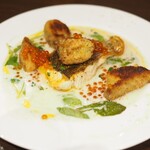 立ち飲み食堂 ウルトラスズキ - 真鯛のソテーと牡蠣のフリチュール 白子ヴァンブランソース