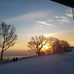 ギリガンズ アイランド - レストラン窓際席から日の出が見えます。