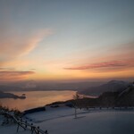 ギリガンズ アイランド - 日の出前の空。6時半。温泉からロビーへの廊下で撮影。