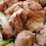 Tamba Jidori To Bio Wain Rokken - 自慢の丹波地鶏の炙り焼き！適度な締まりと、脂肪の少ない、コクのある美味しさは、お客様に大好評です。