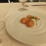 アミューズ(1) アンチョビの入ったクロワッサンなど