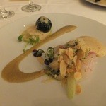 前菜。瀬戸内海産天然鯛のマリネ、渡り蟹のファルシ、焼き茄子のピューレ