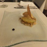 テラスレストラン - デザート(2)-2 洋梨のコンポートとキャラメルアイス