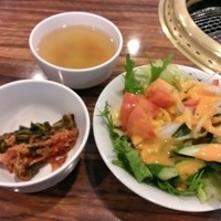 一頭買焼肉 玄 浅草本店 - サラダ・キムチ・スープは食べ放題！
