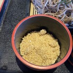 和田宿ステーション食堂 - これがミルされたくるみ粉？です。適度な粗さが味わいとなります。