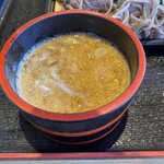 和田宿ステーション食堂 - 蕎麦つゆと薬味をインして準備完了です。