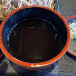 和田宿ステーション食堂 - 蕎麦つゆです。濃いめで甘味は弱く、塩味とお出汁が効いています。