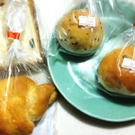 パン工房 サイコロ - 料理写真:レーズン角食(￥120)、セサミパン(￥120→70 )、かぼちゃパン(￥120→80)、塩パン(￥120)。安くて4個もw