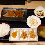 北神ぎょうざ - 令和5年11月
営業時間(10:00〜22:00)
A定食 税込650円
餃子1人前6個、冷奴、ポテトサラダ、小鉢3種、ご飯、みそ汁