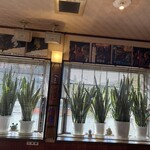 焼肉 中華 和食 のがみ苑 - えーちゃんの古いレコード飾ってある窓側