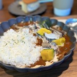 Cafe glitter - 焼きチーズカレー(かぼちゃとキノコ)