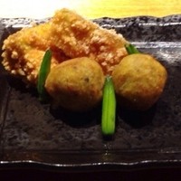 賛否両論 名古屋 - きのことじゃが芋揚げまんじゅうと赤茄子のおかき揚げです★