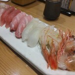 Sushino Suke Kita Hamaten - 奥からブリ、マグロ赤身、トロ、ひらめ、ボタンエビ