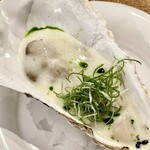 渡辺料理店 - 仙鳳趾産の真牡蠣は異常な大きさｗ　牡蠣殻は25cmはあります