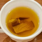 焼鳥 せきね - 5本セットについているお通し代わりの黒あわび茸コンソメスープ　美味です