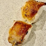 焼鳥 せきね - 本日の一本目はかしわじゃなくて抱き身　ムネ肉からってことですね