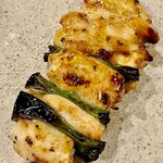 焼鳥 せきね - 大山鷄振袖　挟んであるのは九条葱です