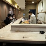 銀座 あさみ - 落ち着いた雰囲気のカウンター