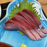 Tsuru Kame Shokudou - ブリの刺身  ブリンブリンの身は最高！甘いお醤油と普通のお醤油で食べ比べ