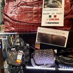 サトヤ - 隣の鞄屋のワニカバンデカい！下は普通サイズ暮れに半額