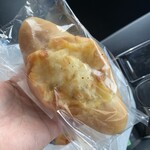 小さなパン屋 トリオ - ゴロゴロチーズパン¥200 私のおススメです。