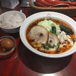 麺ダイニング ととこ -  本日のランチセット/ 炙りチャーシューとキャベツの酸ラーメン(麦ごはん、薬膳玉子、ミニサラダ付) 1,100円 ♪