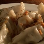 バランサ - ニンニク、生姜の風味が効いた自家製ソースで食べる水餃子です。