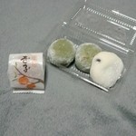 ちからもち - 緑のは秋に販売している草栗入大福です。