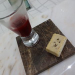 クイントカント - 1品目、2品目　フォアグラウェハース　ビーツのカルド