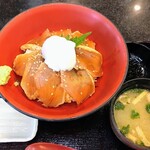 市場のはなれ家 恵の織 - 炙り鮪丼と味噌汁