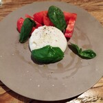 Cheese Tavern CASCINA - イタリア産 ブッラータとフルーツトマトのカプレーゼ2,860円
