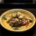 よし町 - 猪の上にキノコ！お肉とキノコ一緒に食べると美味！！食べ合わせもセンスあるし火入れもいいし幸せだわー。