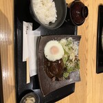 kurogewagyuusemmontennosachiyamanosachi - ハンバーグとハラミ定食に目玉焼きトッピング