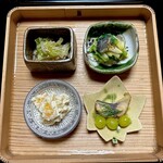 よし町 - 右上の黄韮おいしい！黄韮すきなのよー！味付けはヌタになっててヌタも好きだから嬉しい満足！柿と栗の白和えも最高！栗が甘くて美味しかったし柿好きだから満足。