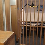 お料理ひろせ - 店内入って右のテーブル席コーナー。