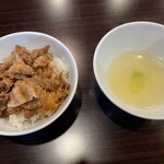 Wagyuuyakiniku Semmonten Yakiniku Kazuya - 牛丼とスープ