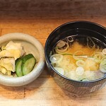 辰巳 - 割烹 辰巳 ＠茅場町 ランチ定食に付く漬物と豆腐・若芽の味噌汁