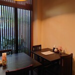 お料理ひろせ - 玄関入ってすぐ右のテーブル席コーナー。