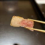 よし町 - 猪の脂身の量を見よ！！でも気持ち悪くならない脂身なの！安い牛肉とかだと気持ち悪くなるけど、この猪は全然そんなことなくて美味しいの！脂サイコー幸せ。