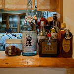 お料理ひろせ - カウンター右端の目の前には、自家製の"うめ"、100円。